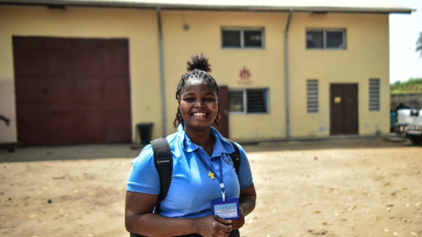 Sierra Leone: Theresa vor dem Don Bosco Shelter