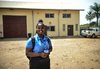 Sierra Leone: Theresa vor dem Don Bosco Shelter