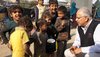 Indien: Pater im Gespräch mit kleinen Patienten