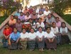 Guatemala: Maedchengruppe auf Treppe bei Talita Kumi