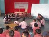 Indien: sitzende Gruppe im Kinderrechtsclub