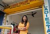 Indien: Kleinunternehmerin vor ihrer Schneiderei