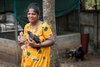 Indien: stolze Geflügelfarmbesitzerin