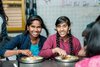 Indien: Amira beim Mittagessen