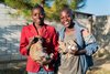 Zwei Jugendliche in Makululu mit Kaninchen auf dem Arm