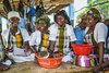 Ehemalige Straßenmädchen bei der Köchinnen-Ausbildung in Fambul
